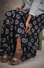 Load image into Gallery viewer, Aine - Black Set