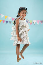 Load image into Gallery viewer, Snow white