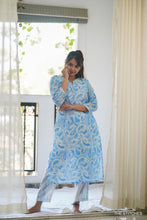 Load image into Gallery viewer, Paisley print Semi Linen (Blue) (L Available)