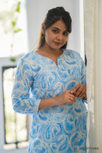 Load image into Gallery viewer, Paisley print Semi Linen (Blue) (L Available)