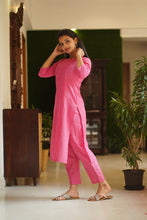 Load image into Gallery viewer, Handloom with Silver Butta - Fuscia Pink
